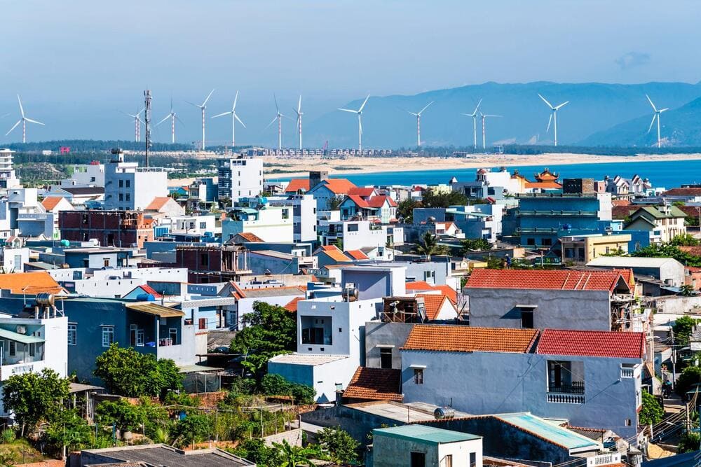 Khung cảnh y&ecirc;n b&igrave;nh nh&igrave;n từ tr&ecirc;n cao của l&agrave;ng ch&agrave;i Nhơn L&yacute; (Nguồn: Internet).